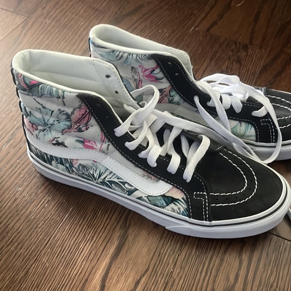 SKATEBOARD?! Brand new never worn Vans - Picture 2 of 5